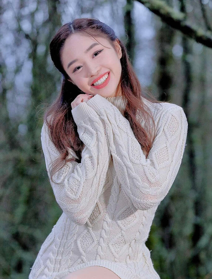 Angeli Chaves in cream sweater dress, smiling outdoors for Kantana Magazine feature